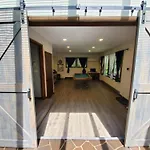 Walk To Pool & Beach - Spacious Gateway, Hot Tub, Game Room